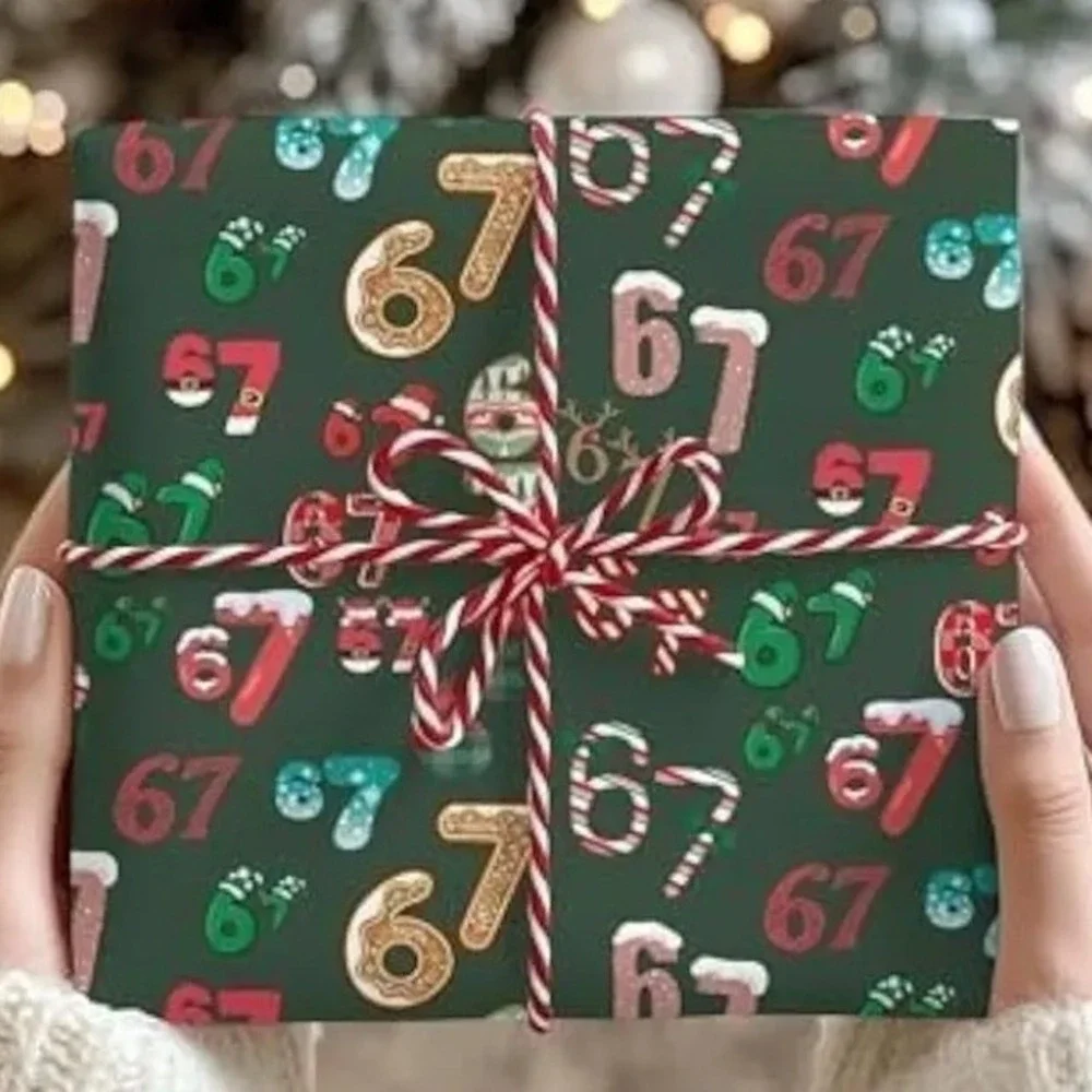 Trendy 67 Holiday Wrapping‎ Paper Green Red comes with Bakers Twine